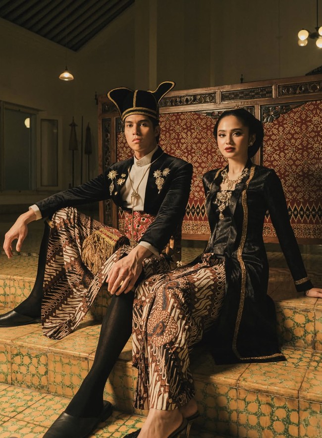 Warna hitam mendominasi outfit El dan Syifa, memberi kesan mewah, dewasa, dan timeless. Paduan warna coklat dan emas menambah kesan elegan. Foto: Instagram/@elelrumi