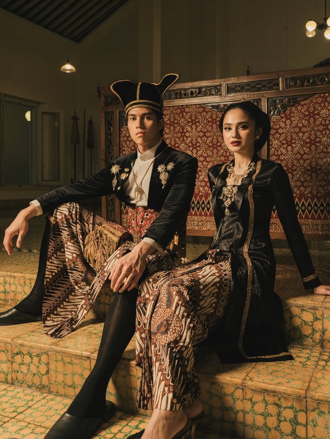 Potret Prewedding El Rumi-Syifa Hadju, Memukau Dengan Busana Adat Jawa Klasik