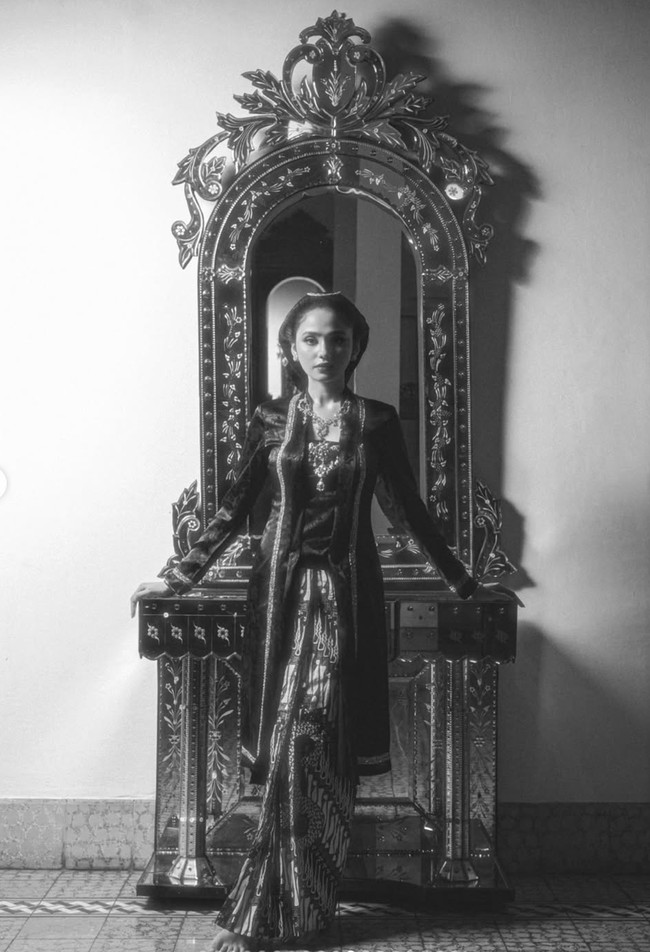 Sementara Syifa tampil dengan rambut tersanggul, membuatnya terlihat semakin anggun. Beberapa foto dibuat monokrom, memberikan kesan yang timeless. Foto: Instagram/@elelrumi