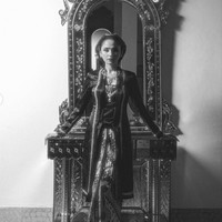 Sementara Syifa tampil dengan rambut tersanggul, membuatnya terlihat semakin anggun. Beberapa foto dibuat monokrom, memberikan kesan yang timeless. Foto: Instagram/@elelrumi