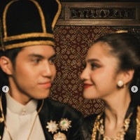 Melihat kemesraan El dan Syifa banyak netizen yang dibuat ikut tak sabar menantikan hari bahagia keduanya. Sebelumnya El dan Syifa diketahui telah membagikan beberapa pemotretan prewedding saat keduanya berada di Inggris. Foto: Instagram/@elelrumi
