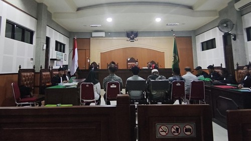 Enam terdakwa korupsi chromebook pada Dikbud Lombok Timur menjalani sidang tuntutan di Pengadilan Tipikor Mataram, Senin (20/4/2026). (Foto: Abdurrasyid Efendi/detikBali)