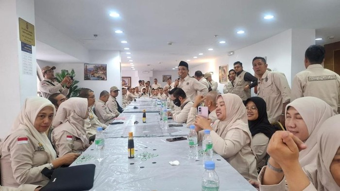 ​Kepala Daerah Kerja (Daker) Bandara, Abdul Basir memberikan pengarahan kepada PPIH Arab Saudi 2026.
