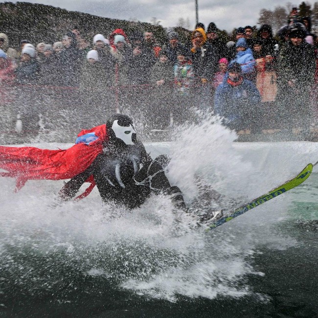 Festival Ski Rusia Tutup Musim dengan Aksi Nyebur ke Kolam