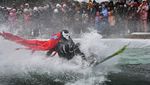 Festival Ski Rusia Tutup Musim dengan Aksi Nyebur ke Kolam