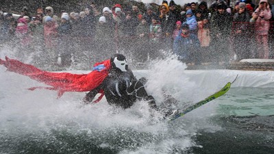 Festival Ski Rusia Tutup Musim dengan Aksi Nyebur ke Kolam