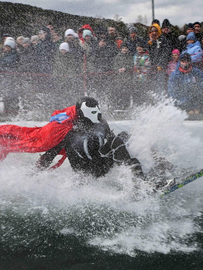 Festival Ski Rusia Tutup Musim dengan Aksi Nyebur ke Kolam