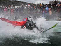 Festival Ski Rusia Tutup Musim dengan Aksi Nyebur ke Kolam