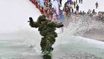 Festival Ski Rusia Tutup Musim dengan Aksi Nyebur ke Kolam