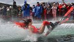 Festival Ski Rusia Tutup Musim dengan Aksi Nyebur ke Kolam
