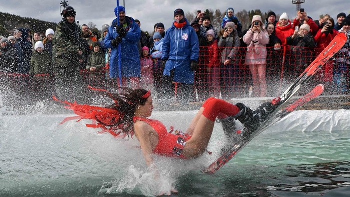 Gornoluzhnik digelar tiap akhir musim ski di Krasnoyarsk, menghadirkan aksi meluncur di atas kolam sebagai tradisi penutup musim dingin. REUTERS/Alexander Manzyuk