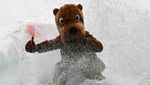 Festival Ski Rusia Tutup Musim dengan Aksi Nyebur ke Kolam