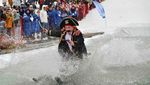 Festival Ski Rusia Tutup Musim dengan Aksi Nyebur ke Kolam
