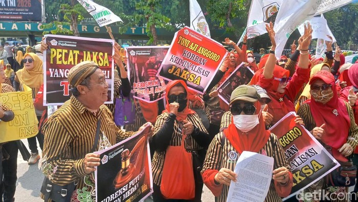 Foto : Para massa saat demontrasi di depan PN Medan, Senin (20/4/2026)
(Juita Sinuhaji/detikSumut)