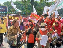 Massa Pujakesuma Demo di PN Medan, Tuntut Bebaskan Toni di Kasus Website Karo