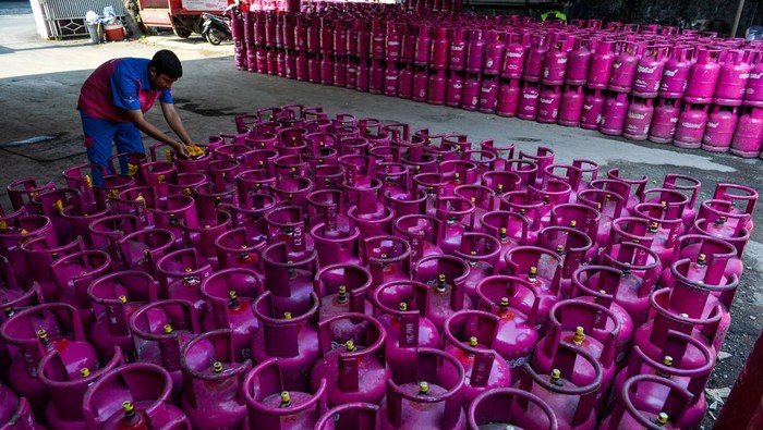 Pekerja memasang segel pada tabung gas 12 kg di distributor gas nonsubsidi di Bandung, Jawa Barat, Senin (20/4/2026). PT Pertamina Patra Niaga menetapkan harga baru produk Liquefied Petroleum Gas (LPG) nonsubsidi untuk tabung 5,5 kg naik sebesar Rp17