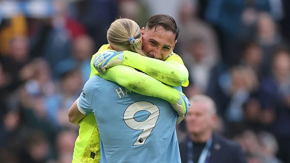 Gianluigi Donnarumma (menghadap kamera) memeluk Erling Haaland usai Manchester City mengalahkan Arsenal 2-1. Foto: Getty Images/Carl Recine