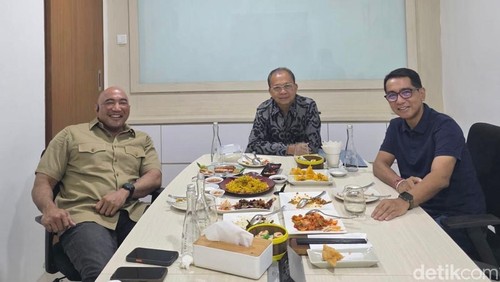 Gubernur Bali Wayan Koster saat makan siang bersama Ketua DPD Gerindra Bali Made Muliawan Arya dan pengusaha asal Bali Made Bayu Adisastra