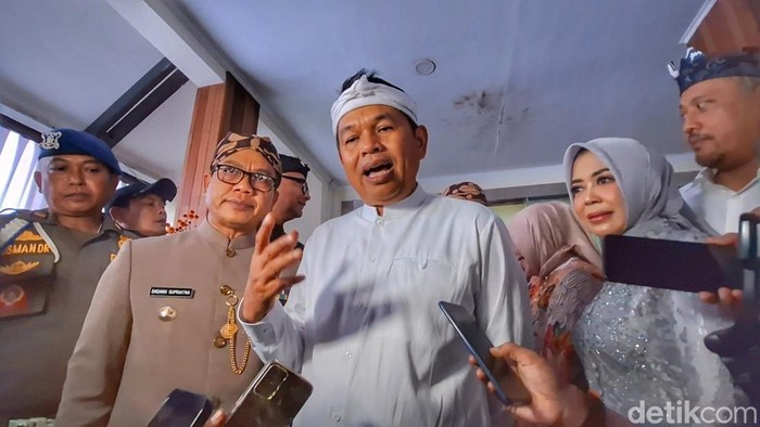 Gubernur Jawa Barat, Dedi Mulyadi saat wawancara bersama awak media di Gedung DPRD Kabupaten Bandung, Soreang, Senin (20/4/2026).