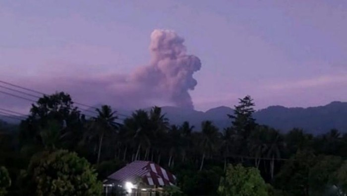 Gunung Dukono di Halmahera Utara, Maluku Utara mengalami erupsi dengan hembusan abu vulkanik setinggi 1.400 meter atau 1,4 kilometer di atas puncak, Senin (20/4/2026). ANTARA/HO-Badan Geolog