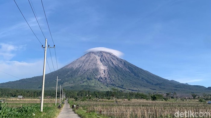 Gunung Semeru bertopi awan pagi ini