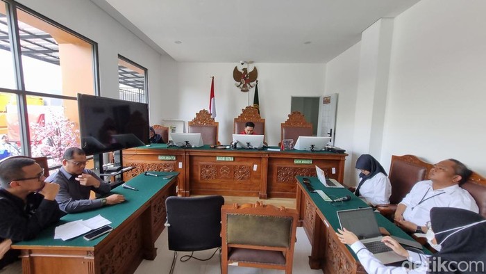 Hakim menolak gugatan praperadilan yang diajukan Hakim PN Depok, I Wayan Eka Mariarta, terkait penyitaan dalam kasus suap pengurusan sengketa lahan. (Taufiq/detikcom).