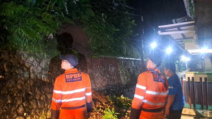 Hujan deras mengakibatkan longsor dan pohon tumbang di 17 titik di Bogor, Jawa Barat (Dok istimewa).
