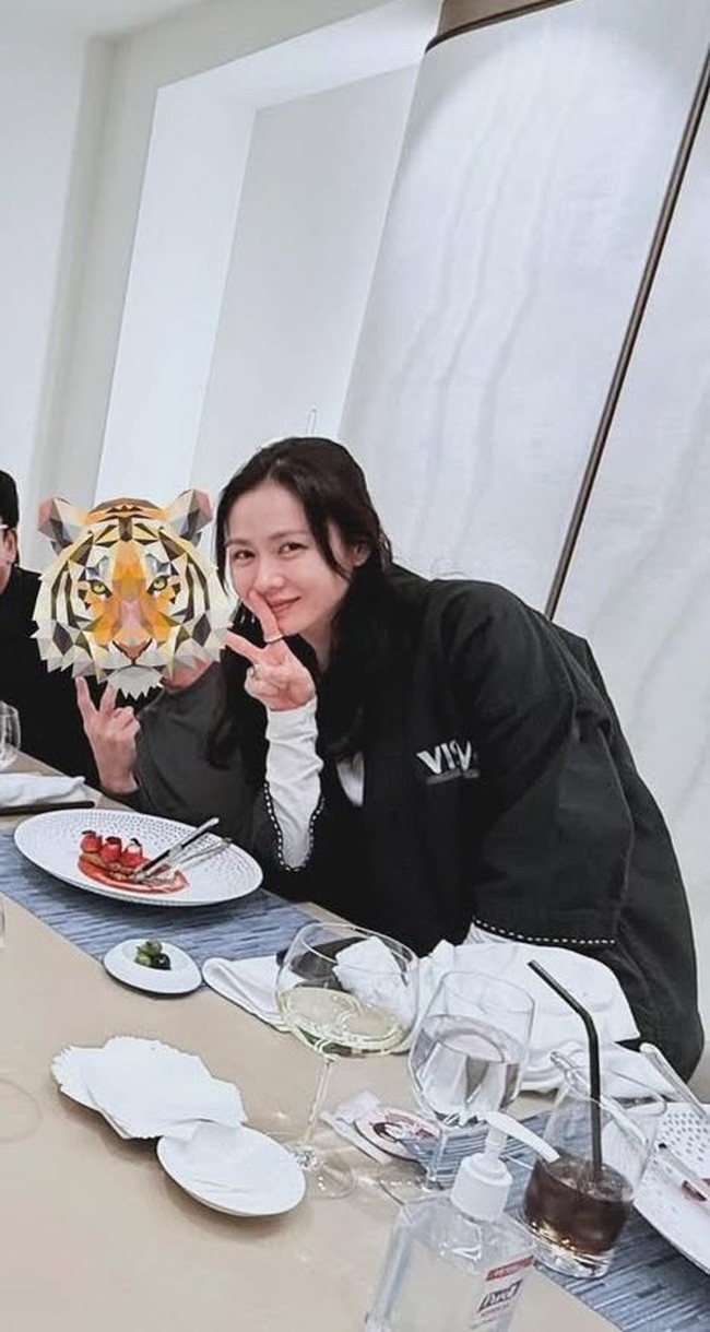 “momsss kita kan tau suami mu hyunbin momssss🤏🏻” “jangan distickerin plis kita jg mau liat😔☝🏻” komentar sejumlah netizen di bawah unggahan Son Ye Jin. Foto: dok. Instagram @yejinhand