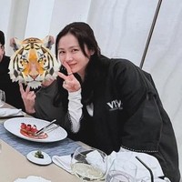“momsss kita kan tau suami mu hyunbin momssss🤏🏻” “jangan distickerin plis kita jg mau liat😔☝🏻” komentar sejumlah netizen di bawah unggahan Son Ye Jin. Foto: dok. Instagram @yejinhand