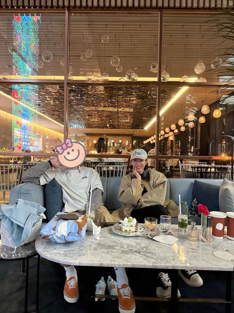 Son Ye Jin viral kerap menutupi wajah suaminya, Hyun Bin, dengan stiker.