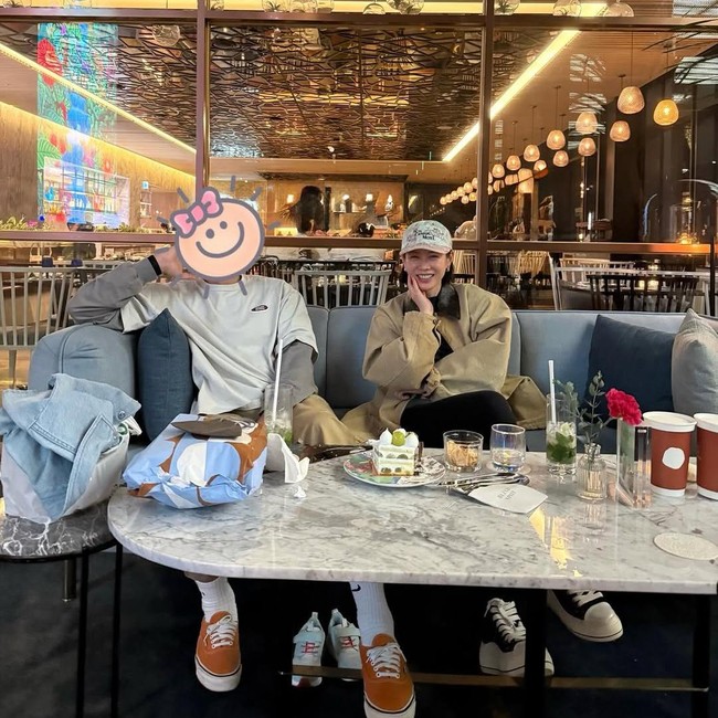 Son Ye Jin Viral Sering Tutupi Wajah Hyun Bin Pakai Stiker, Bikin Fans Ngakak