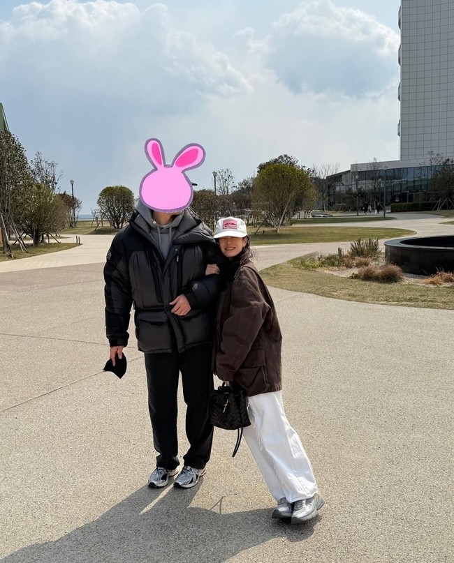Penggemar akhirnya mulai mengumpulkan unggahan foto Son Ye Jin bersama Hyun Bin, yang ditutupi stiker lucu berbeda. Mulai dari love, kelinci, hingga harimau. Foto: dok. Instagram @yejinhand