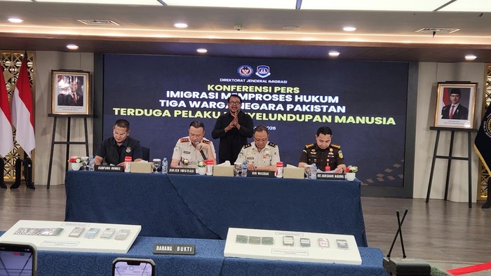 Imigrasi membongkar kasus penyelundupan manusia oleh 3 WN Pakistan.