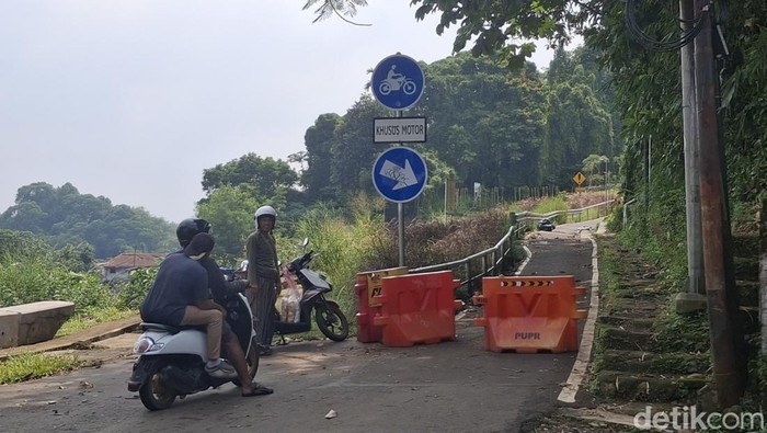 Jalan di Batutulis, Bogor ditutup sejak 3 bulan lalu akibat longsor. Warga berharap perbaikan dilakukan segera.