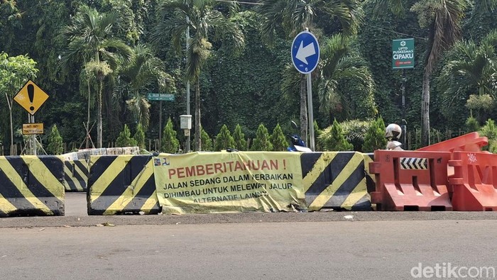 Jalan di Batutulis, Bogor ditutup sejak 3 bulan lalu akibat longsor. Warga berharap perbaikan segera dilakukan.