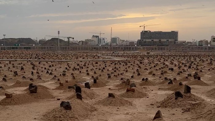 Pas lagi di Madinah, rasanya nggak lengkap kalau nggak mampir ke Jannatul Baqi, tanah pemakaman yang letaknya persis di samping Masjid Nabawi. Tempat di mana ribuan sahabat Rasulullah dimakamkan.

Pas masuk ke dalam, mungkin kalian bakal kaget. Nggak ada bangunan megah atau nisan yang penuh ukiran. Semuanya tampak sama hanya tumpukan batu dan tanah. Di sinilah konsep kesederhanaan benar-benar terasa