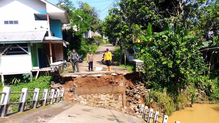 Jembatan Linggamanik Sukabumi Putus Diterjang Banjir