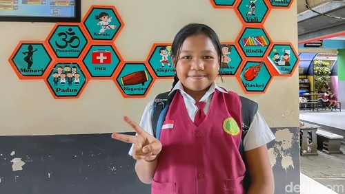 Julia salah satu siswa SD Saraswati 1 Denpasaat membagikan pengalaman mengerjakan TKA hari pertama, Senin (20/4/2026). (Hani Sofia Muthmainnah/detikBali)