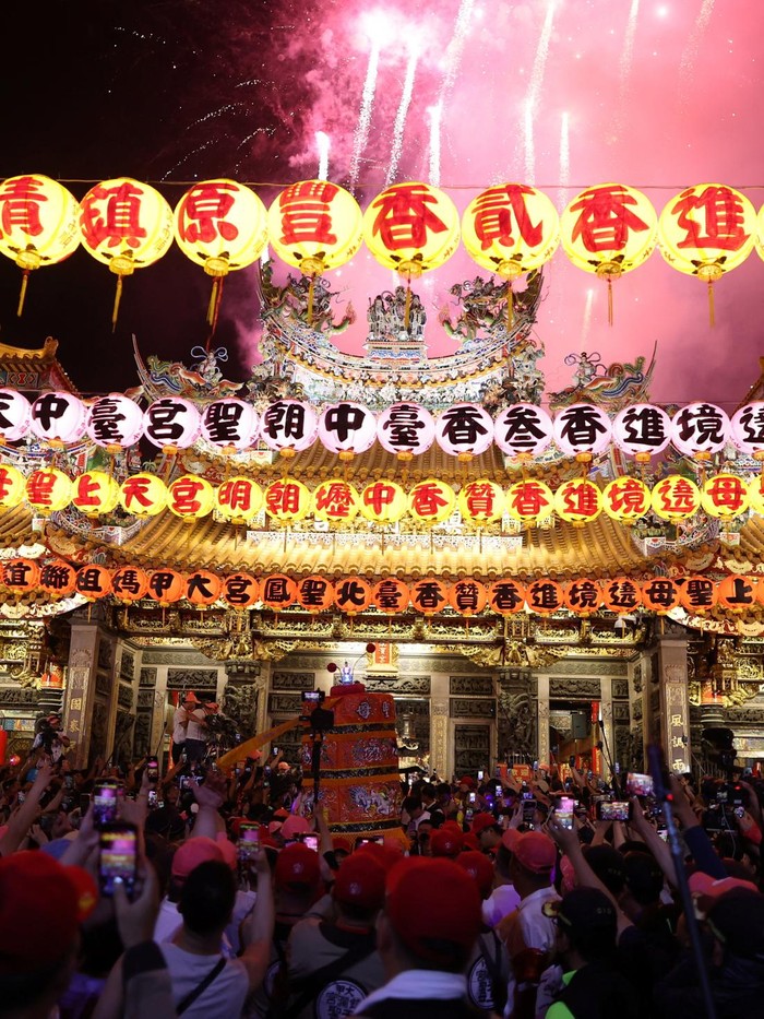 Devotees move across Dalixi Bridge during the Dajia Mazu pilgrimage, an annual procession for the sea goddess Mazu, where pilgrims make a nine-day journey on foot across central Taiwan, in Taichung, Taiwan, April 18, 2026. REUTERS/Edgar Su