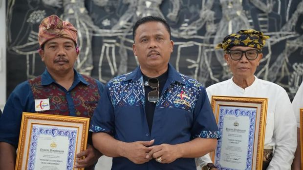 Kakorlantas Polri Irjen Agus Suryonugroho memberikan piagam penghargaan kepada sejumlah tokoh komunitas di Bali