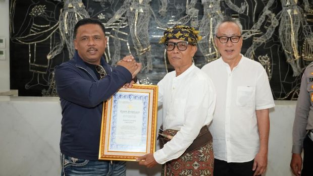 Kakorlantas Polri Irjen Agus Suryonugroho memberikan piagam penghargaan kepada sejumlah tokoh komunitas di Bali