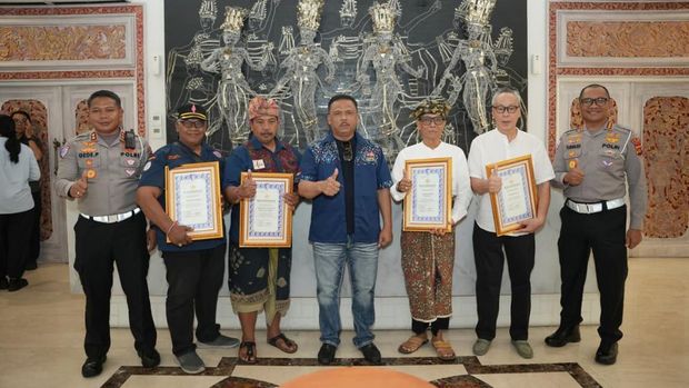 Kakorlantas Polri Irjen Agus Suryonugroho memberikan piagam penghargaan kepada sejumlah tokoh komunitas di Bali
