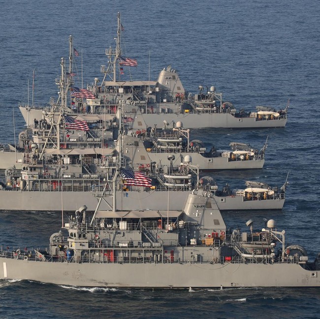 Kapal Kargo Iran Dilumpuhkan Kapal Perang AS di Teluk Oman