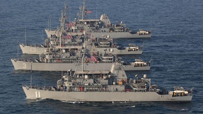 Kapal Kargo Iran Dilumpuhkan Kapal Perang AS di Teluk Oman