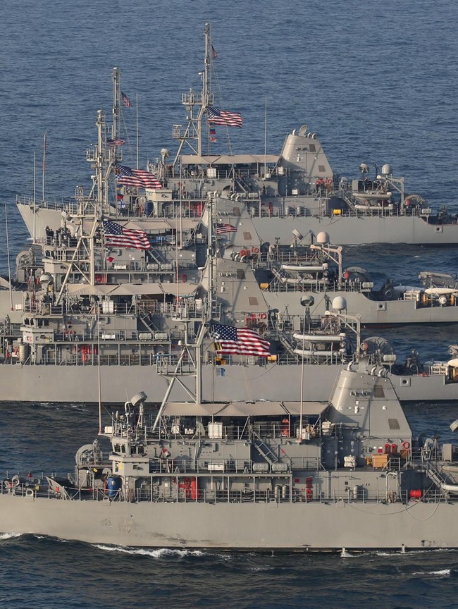 Kapal Kargo Iran Dilumpuhkan Kapal Perang AS di Teluk Oman