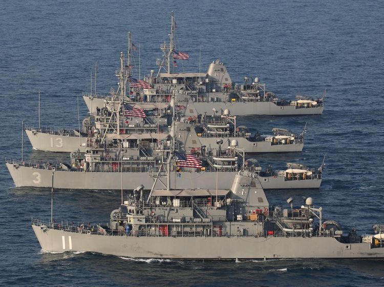 Kapal Kargo Iran Dilumpuhkan Kapal Perang AS di Teluk Oman