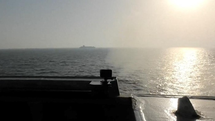 AS menembaki dan menyita kapal kargo Iran di Laut Arab Utara dekat Teluk Oman pada, setelah upaya menembus blokade di tengah ketegangan meningkat.