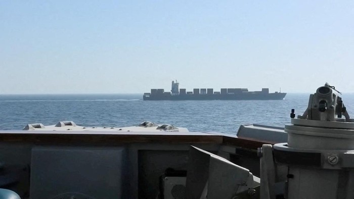 AS menembaki dan menyita kapal kargo Iran di Laut Arab Utara dekat Teluk Oman pada, setelah upaya menembus blokade di tengah ketegangan meningkat.