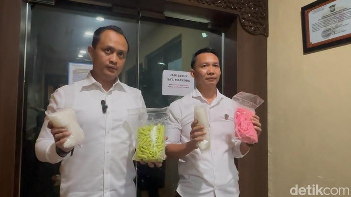 Kasat Reserse Narkoba Polrestabes Makassar, AKBP Lulik Febyantara saat pengungkapan kasus narkoba di Makassar.