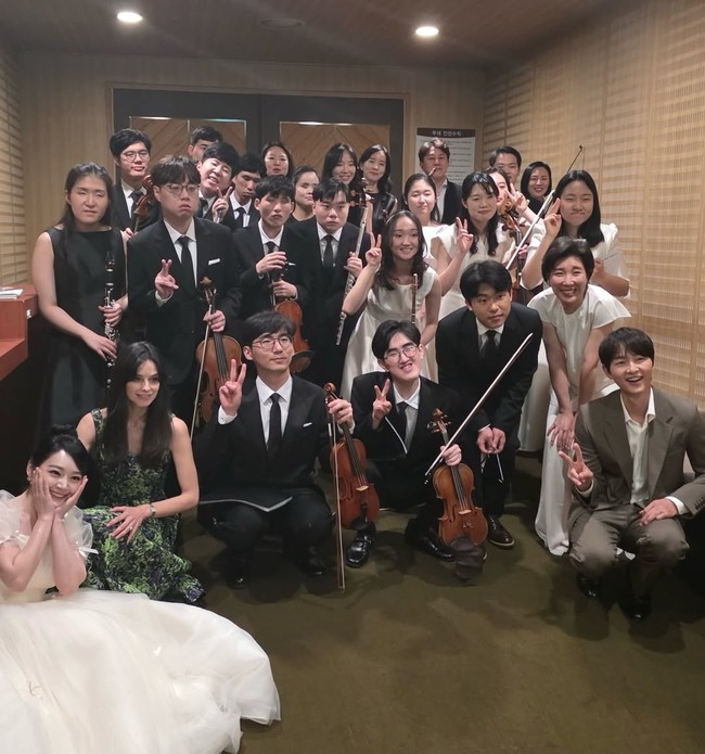 Warganet sontak heboh lantaran selama ini Song Joong Ki dan Katy Louise Saunders hanya terlihat saat melakukan perjalanan bisnis di bandara. Kini keduanya berkontribusi di konser ketujuh Gaon Soloists, memperingati Hari Penyandang Disabilitas. Foto: Instagram